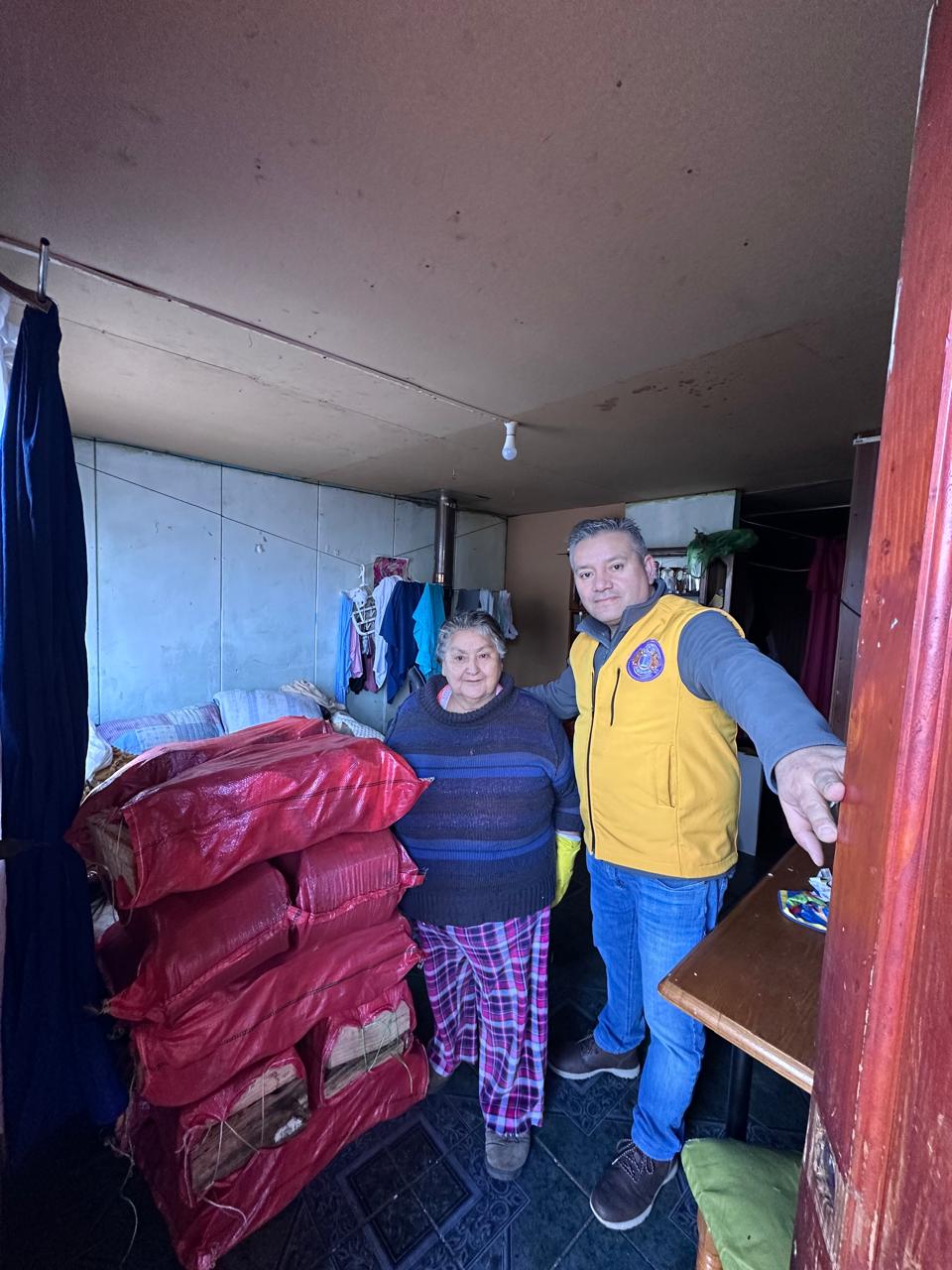 Voluntarios Club de Leones Angelmó llevando leña