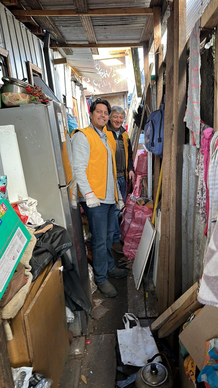 Entrega de leña a vecina de Puerto Montt